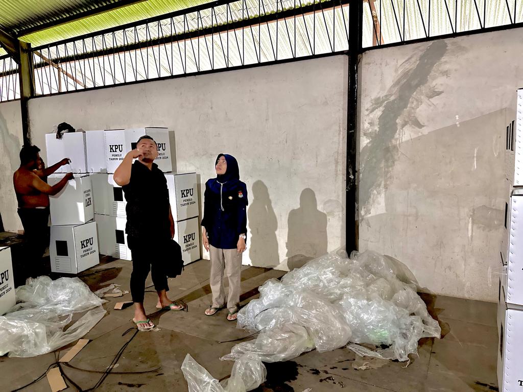 Temukan Atap Gudang Logistik KPU Kota Mataram Bocor, Bawaslu Kota Mataram Langsung Beri Saran Perbaikan.