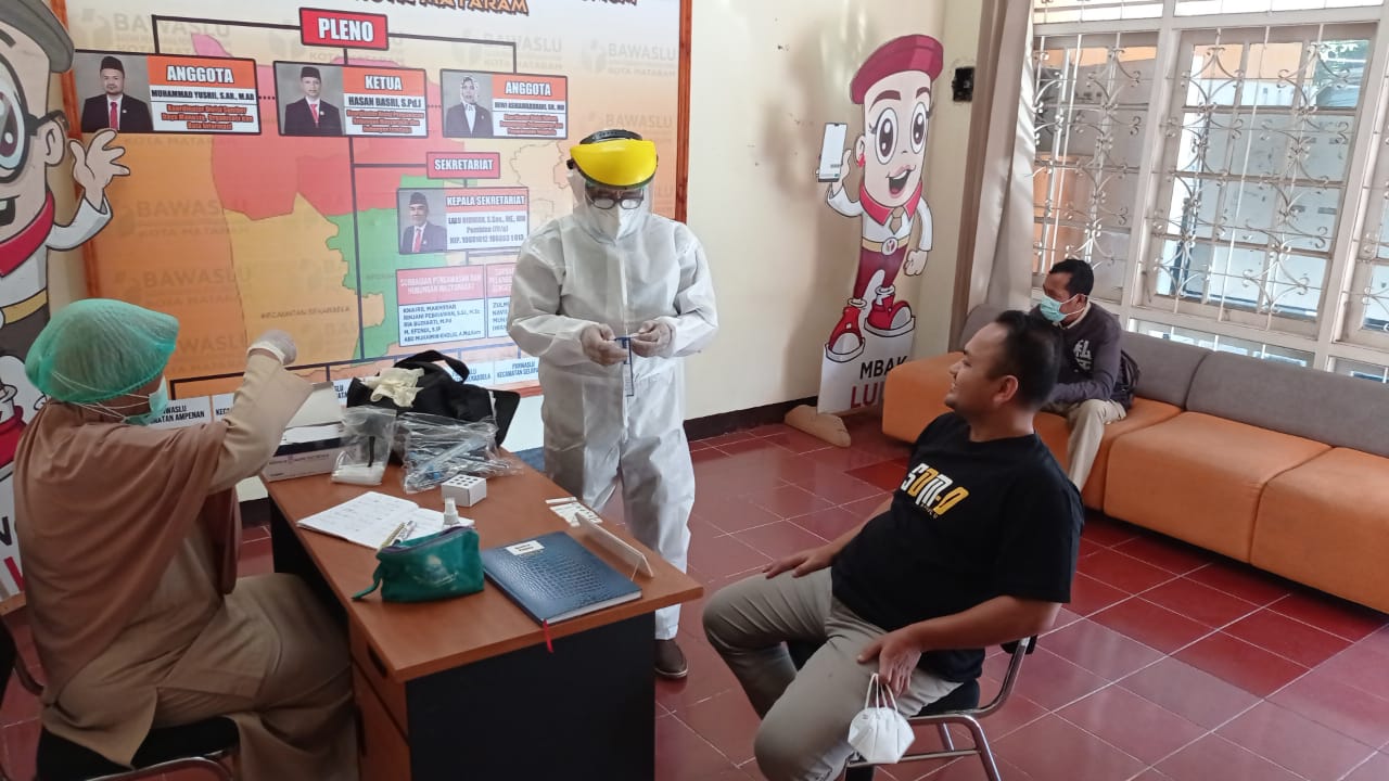 Pastikan Bebas Dari Covid-19, Bawaslu Kota Mataram Gelar Rapid Test.