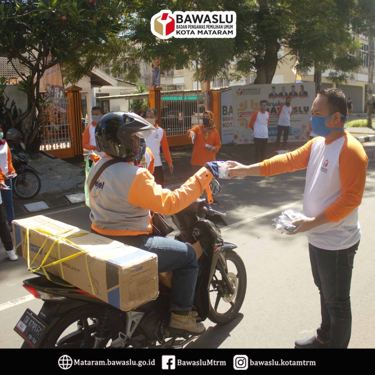 Semarak HUT Bawaslu Ke-12 : Bawaslu Kota Mataram Bagi 1001 Masker Kepada Pengguna Jalan.