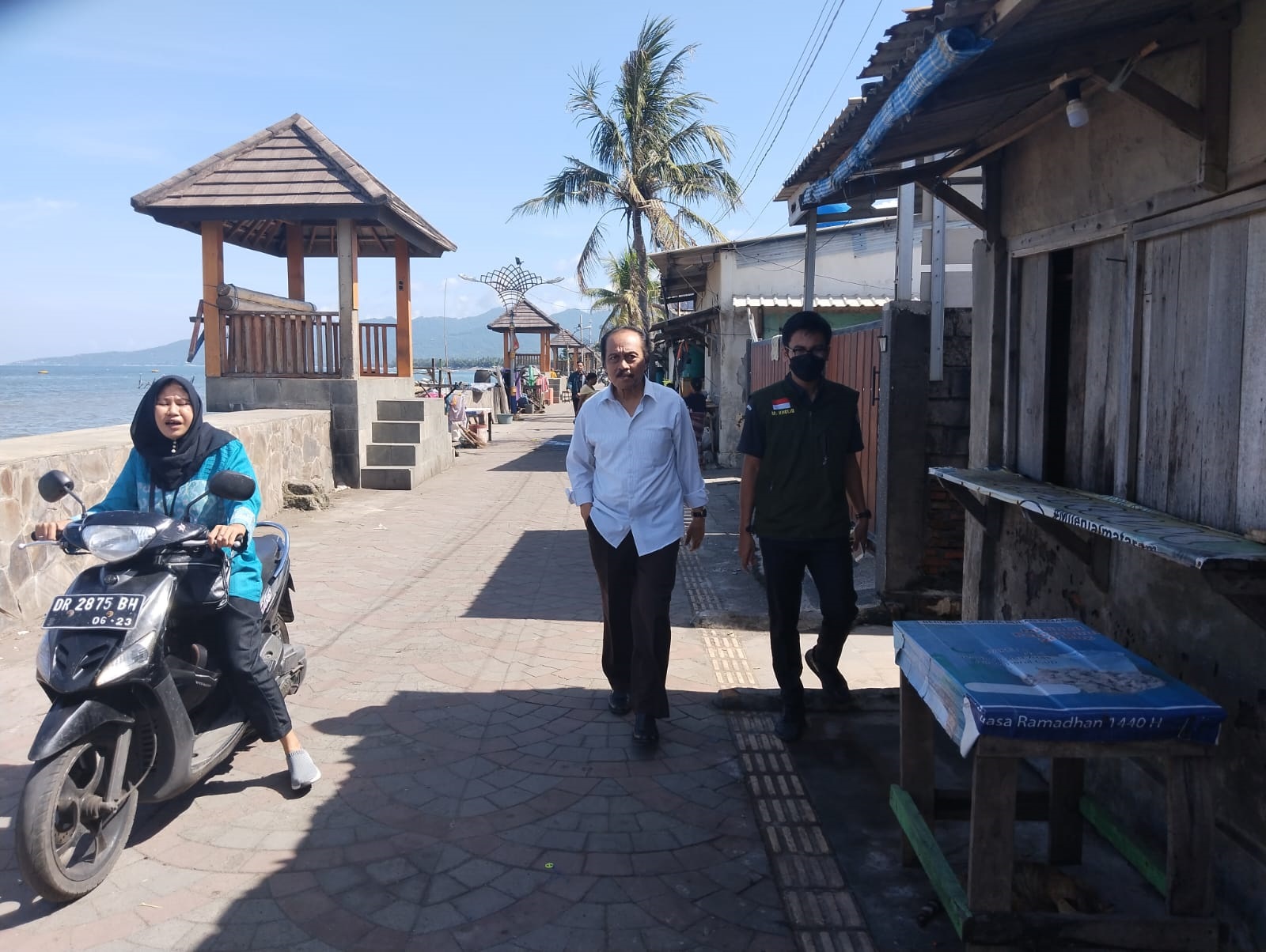 Bawaslu Kota Mataram Gencar Melakukan Pengawasan Melekat untuk Menyongsong Pemilu 2024: Ruslan Anggota Bawaslu Memberikan Semangat.