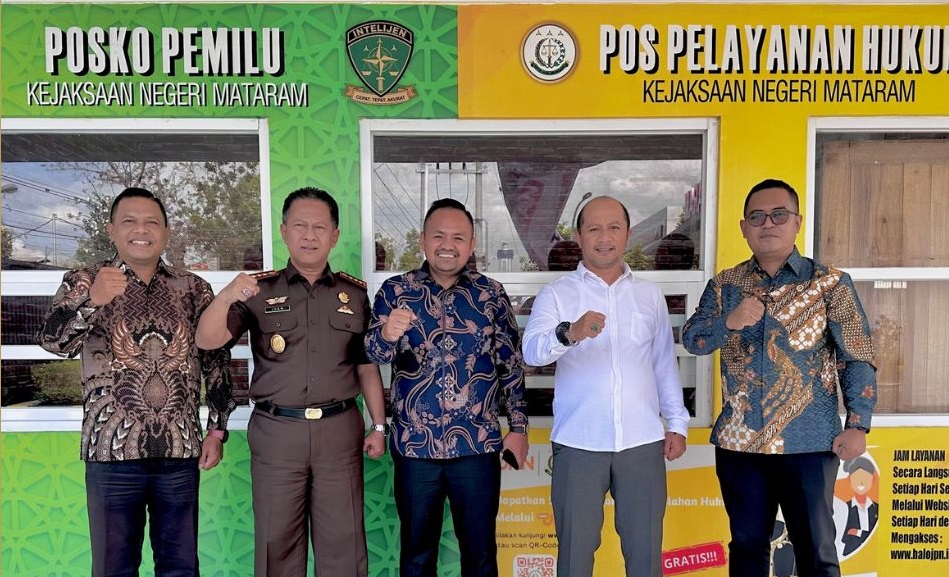 Ketua dan Anggota Bawaslu Kota Mataram Sambangi Kajari Mataram, Bahas Potensi Permasalah Tahapan Pemilu 2024.