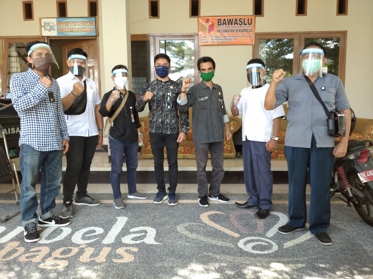 Siap-Siap Pengawasan Verfak, Bawaslu Kota Mataram Bagikan APD Kepada Panwaslu Kecamatan dan Panwaslu Kelurahan.