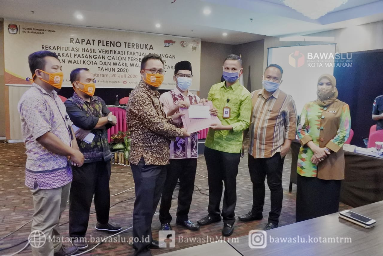 Bawaslu Kota Mataram Beri Rekomendasi ke KPU Komat saat Pleno Terbuka Hasil Verfak Bapaslon Perseorangan.
