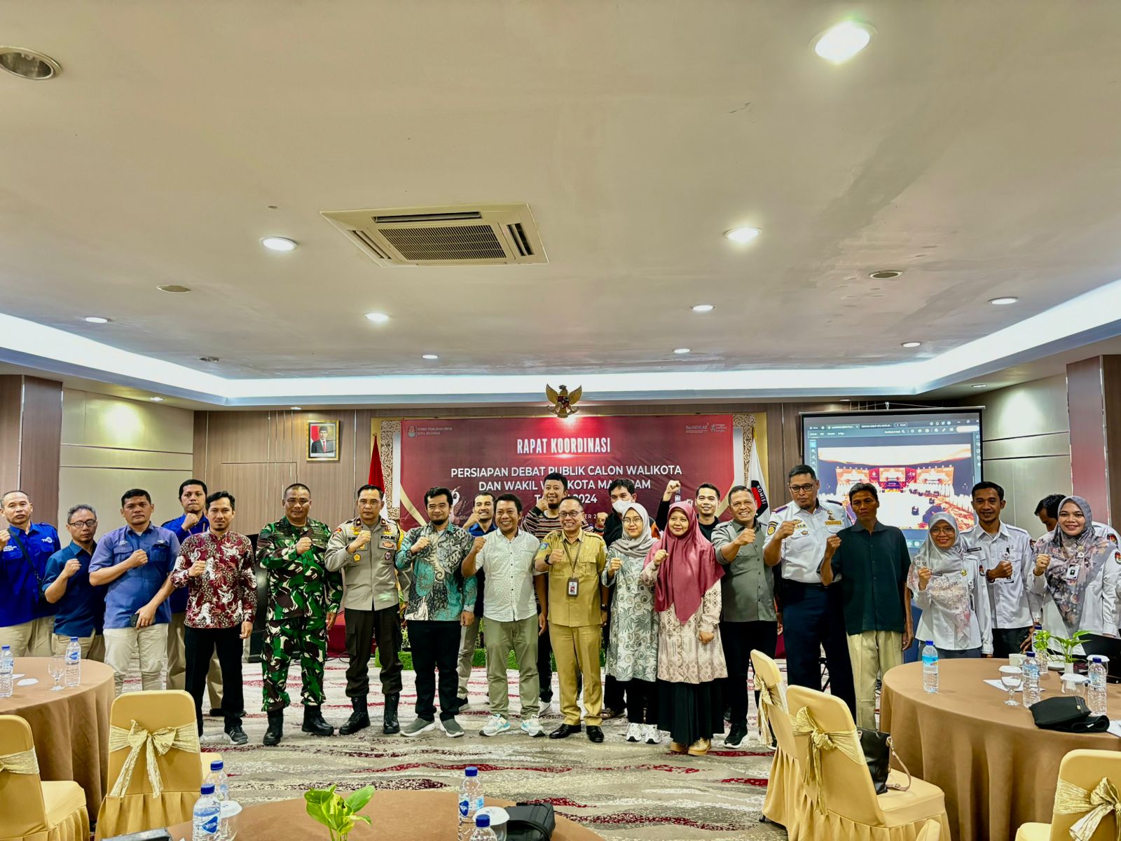 Foto bersama kegiatan Rapat Koordinasi Persiapan Debat Publik Calon Wali Kota dan Wakil Wali Kota Mataram untuk Pilkada Serentak 2024
