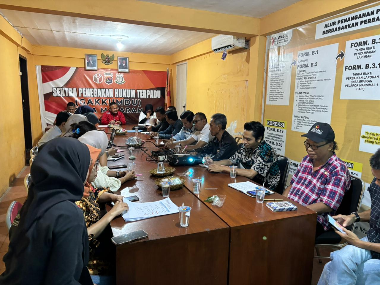 Sosialisasi Identifikasi Potensi TPS Rawan untuk Pemilihan Serentak 2024 di ruang rapat Bawaslu Kota Mataram