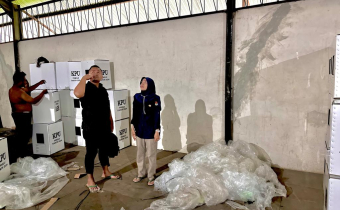 Temukan Atap Gudang Logistik KPU Kota Mataram Bocor, Bawaslu Kota Mataram Langsung Beri Saran Perbaikan.