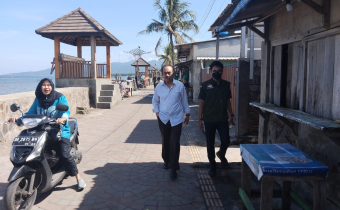 Bawaslu Kota Mataram Gencar Melakukan Pengawasan Melekat untuk Menyongsong Pemilu 2024: Ruslan Anggota Bawaslu Memberikan Semangat.