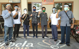 Siap-Siap Pengawasan Verfak, Bawaslu Kota Mataram Bagikan APD Kepada Panwaslu Kecamatan dan Panwaslu Kelurahan.