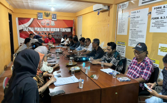 Sosialisasi Identifikasi Potensi TPS Rawan untuk Pemilihan Serentak 2024 di ruang rapat Bawaslu Kota Mataram